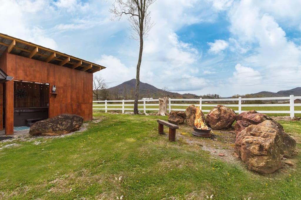 Romantic A-Frame Private Hottub Firepit Neargsmnp Sevierville Εξωτερικό φωτογραφία