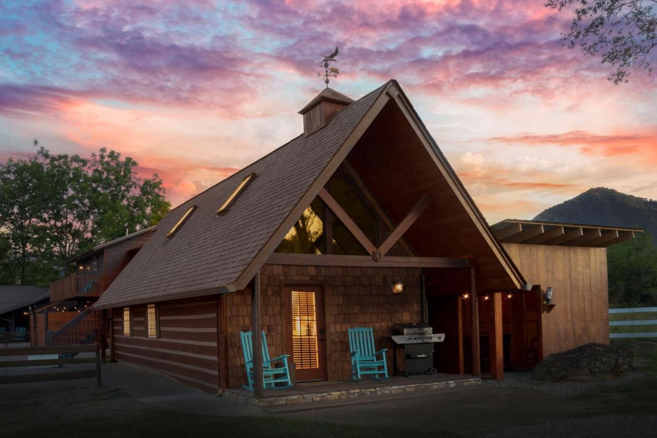 Romantic A-Frame Private Hottub Firepit Neargsmnp Sevierville Εξωτερικό φωτογραφία